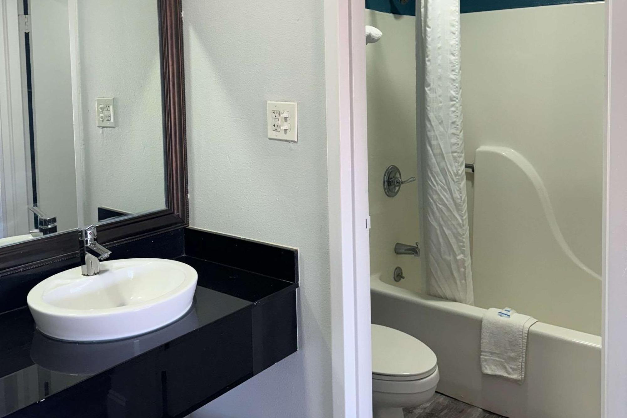 ווסט ממפיס Rodeway Inn מראה חיצוני תמונה
