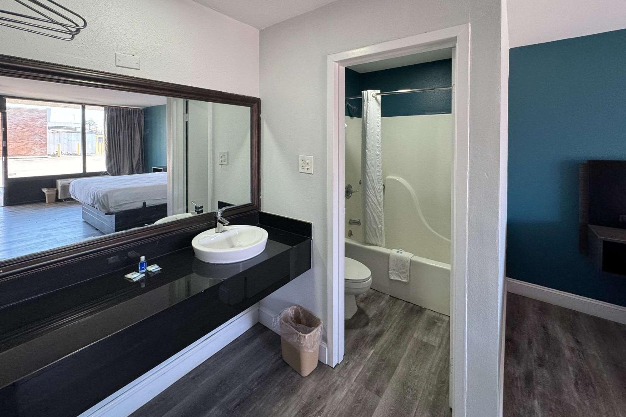 ווסט ממפיס Rodeway Inn מראה חיצוני תמונה
